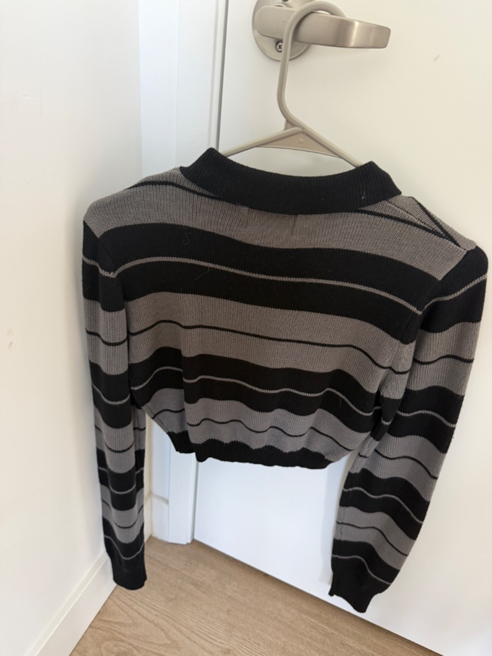 Collard long sleeve crop top - Picture 2 of 3